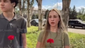Много цветов и игрушек у педагогического университета в Луганске. Их приносят в память о погибших в