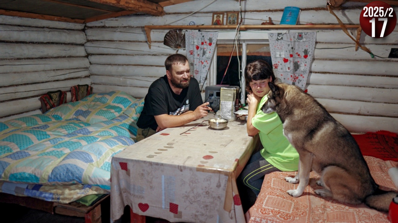 Изба на берегу горной реки. Пришла зима. Как живут люди в тайге. Рыбалка на щуку. Обычная жизнь. 17с смотреть онлайн