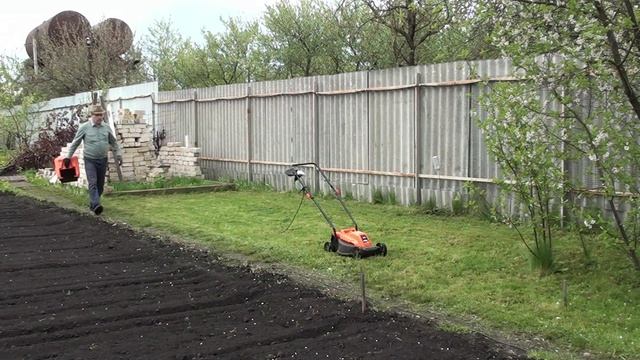 Приехал в Орел покосил первую траву// Убрал отмостку и посадил малину