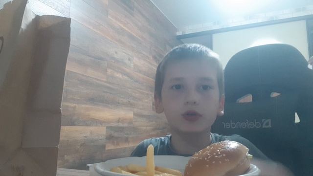 кушаю бургер с наггетсами и картошкой сри смотреть онлайн
