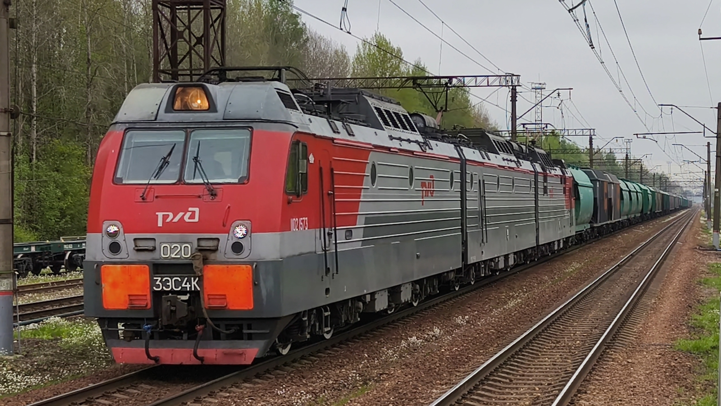 3ЭС4К-020 "Дончак" с грузовым поездом, следует через станцию Капитолово смотреть онлайн