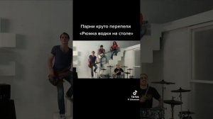 Рюмка водки на столе