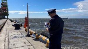 Следователи осмотрели прибывший из Бельгии газовоз, на котором нашли мины: видео.