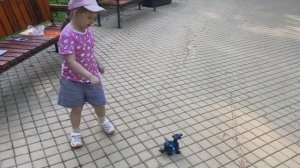 Ева распаковывает дракона