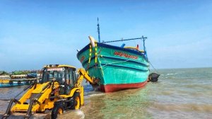 Потрясающе! Уникальный способ спуска на воду нового рыболовного судна / Очень редкое зрелище