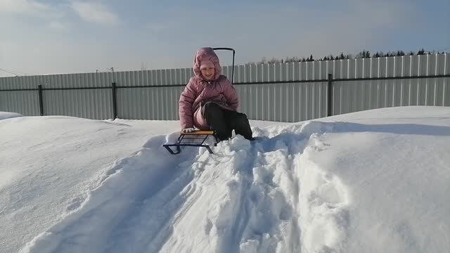 Семейный влог: Зима засыпало снегом, вешаем кормушку) Приехали  Викуля с братом, катаемся с горки)