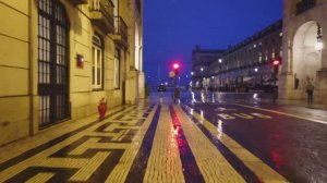 Прогулка ранним утром под дождем в центре Лиссабона, Португалия