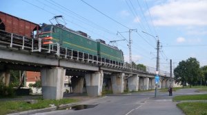 Легендарный электровоз ВЛ10 на железнодорожном виадуке в Невском районе Санкт-Петербурга