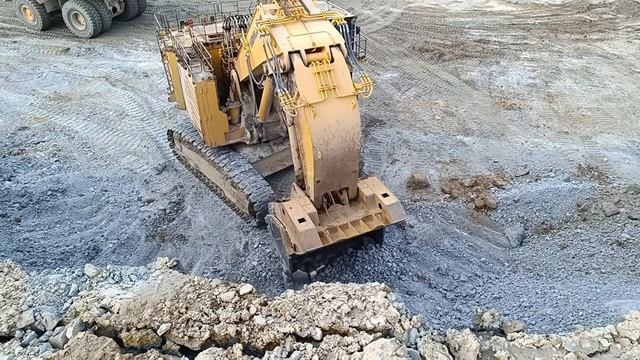 Preparing a Digging Spot with Komatsu D375A-8 Bulldozer for PC4000 Excavator⧸Front Shovel смотреть онлайн