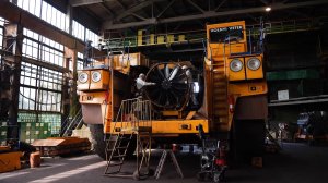 На Михайловском ГОКе на 240 тонном самосвале меняют двигатель