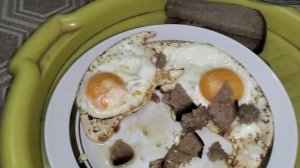 Мукбанг яичница на ужин и салат из огурцов и помидоров