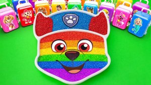 Делая радужный блеск Щенячий патруль ванной путем смешивания шлама в Rainbow яйца глины