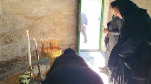 Перед Службой на Стопочке - наши праздничные цветы в вазе на библейском месте
