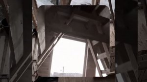 1000059788.mp4 (Собака наблюдает за устройством лестницы на 2-ой этаж в доме А-фрейм)