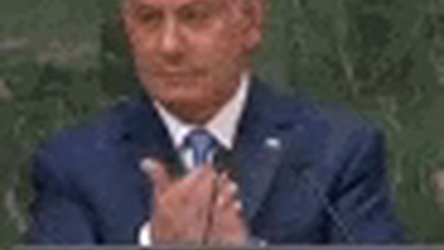 Политик хлопает