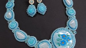 Колье из виолана и халцедона. Заказать украшения ручной работы можно по ссылке в описании.
