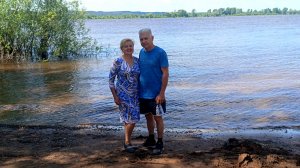 Прогулка выходного дня на Каме.Люди отдыхают и даже купаются. Жаркий ветреный день.