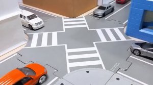 Столкновение на перекрёстке с литыми машинками Видео детям
