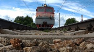 Камера под грузовым поездом , ВЛ10У-925.