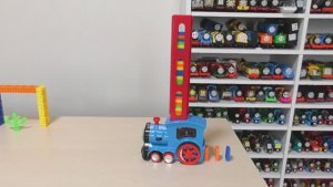 Для детей.  Паровозик Томас и его друзья! Играем паровозиками.
