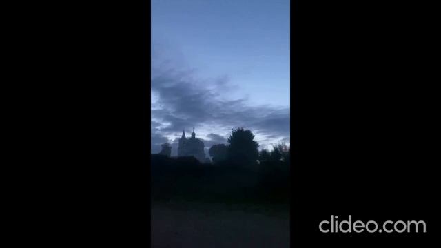 оно пыталось открыть машину ночью в заброшенной деревне смотреть онлайн