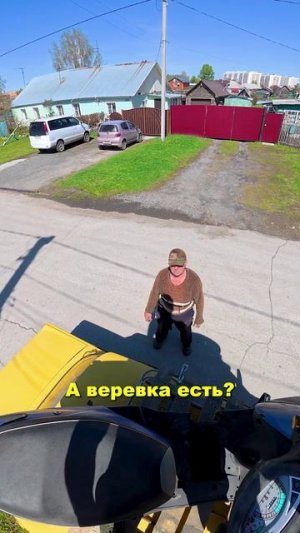 Просил помощи на дороге, а оказался на крыше Москвича с мопедом.