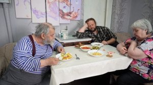 ВЫШЕ ВСЕХ ПОХВАЛ! Культурно всей семьёй кушаем замечательную запеканку и хвалим хозяюшку