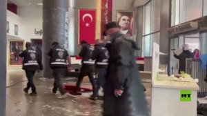 قوات الأمن التركية تقتحم مقر حزب الشعب الجمهوري في أنقرة لطرد زعيمه بعد صدور حكم قضائي بعزله