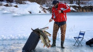 Рыбалка с помощью трубной системы посреди замерзшего озера