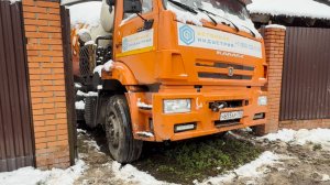 Миксер застрял в воротах. Трактора только усугубили ситуацию. Пол часа с перекурами для Титанов.