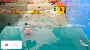 Лего затопили водой с песком