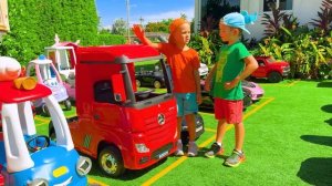 МАШИННЫЙ БУМ! 🏎️ Смотрим, как дети играют с 50 машинками