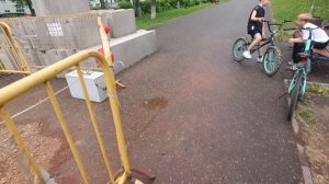 Прогулка по аллее в хорошем настроении
