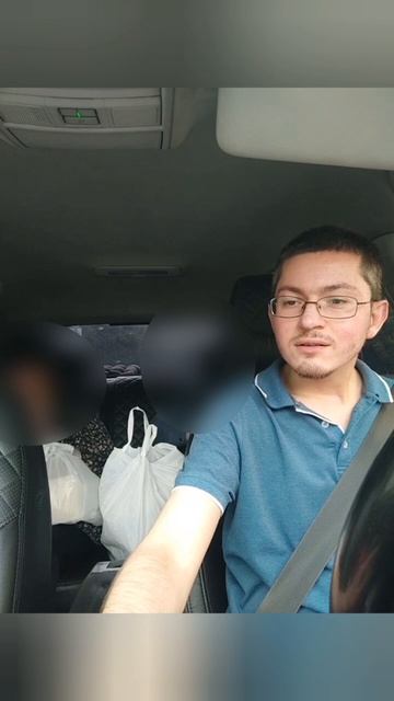 Пассажиры хотели чтобы 5 минут ждал их на проезжей части. А пристегиваться не хотят.