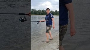 Закинули удочки, а сами ловим с берега. Рыбалка супер! Рыба ловится каждую секунду. Очень интересно