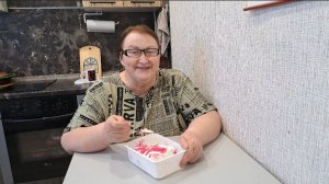Лопаю мороженое,  ем не краковскую колбасу и радуюсь жизни, хоть я и в разочаровании.