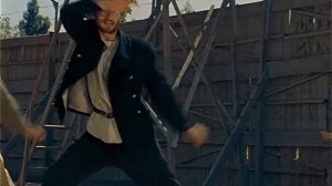 Рука крошит отточенную сталь!