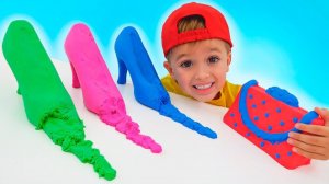 Влад и Ники учатся делать игрушки из кинетического песка.