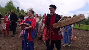 Как сеяли лён предки: живой праздник на льняном поле 🌾✨