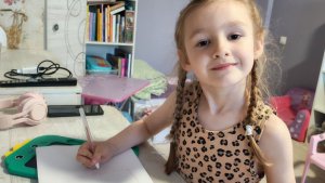 Ангелина рисует на альбоме