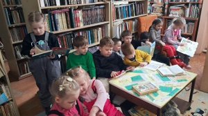 Книга учит жить и дружить!