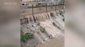 Поток воды размывает бетонное основание канала имени Октябрьской революции в Махачкале