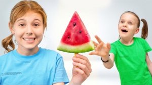 Дети выбирают между полезными фруктовыми лакомствами и сладким мороженым