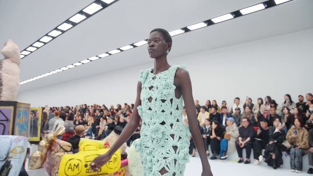 Показ женской коллекции Acne Studios весна-лето 2025 смотреть онлайн
