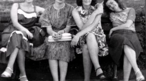 «ЧЕЛОВЕК ИЗ ДОМА ВЫШЕЛ»... (Фото Ретро-СССР 1960-70-х гг.) - Поёт Эдуард ХИЛЬ)