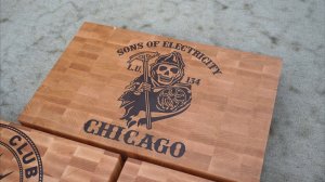 Разделочная доска Sons of Electricity. Доска сделана из клёна, инкрустированного орехом.