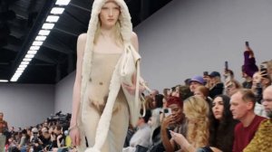 Показ женской коллекции Acne Studios осень-зима 2025-2026