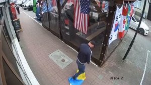 В Польше шляхтич растоптал украинский прапор!