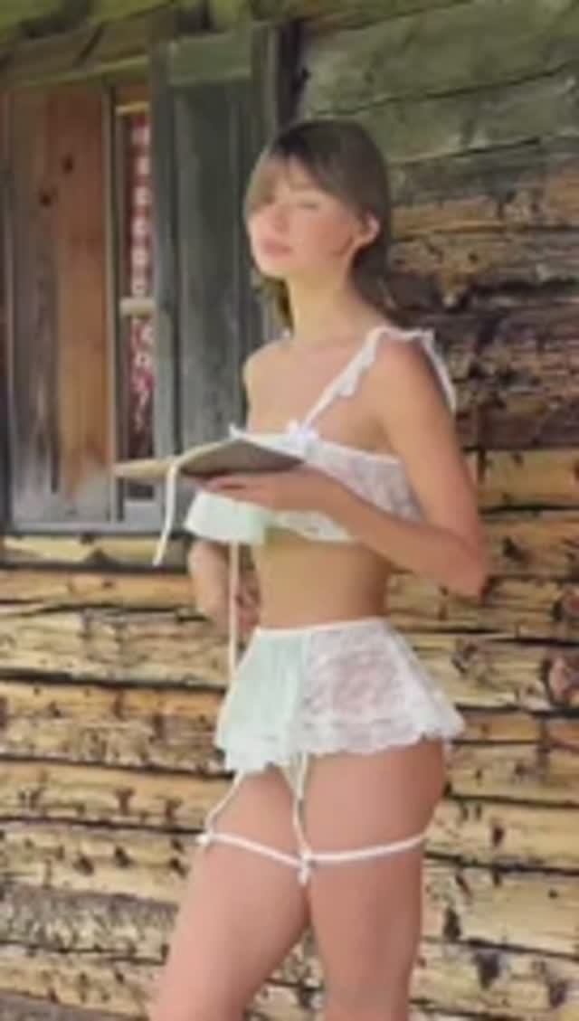 Читательница в белье