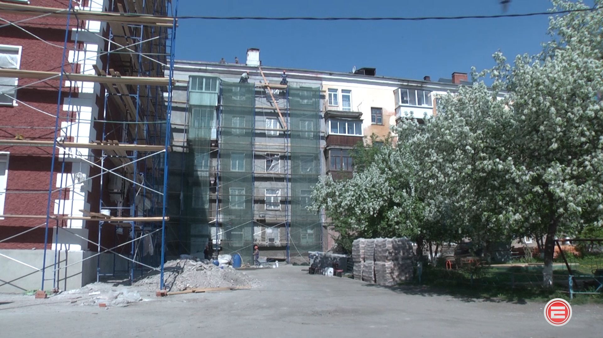 Не только кровли. В Ревде капитально ремонтируют 12 домов смотреть онлайн